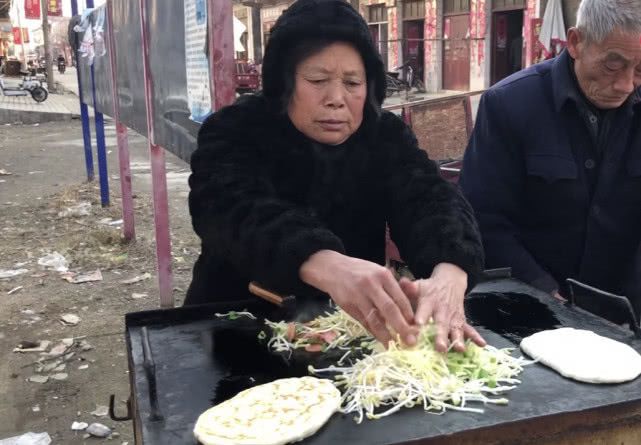 挣钱烧饼摆摊卖什么好_摆摊卖烧饼赚钱吗_摆摊卖烧饼挣钱吗