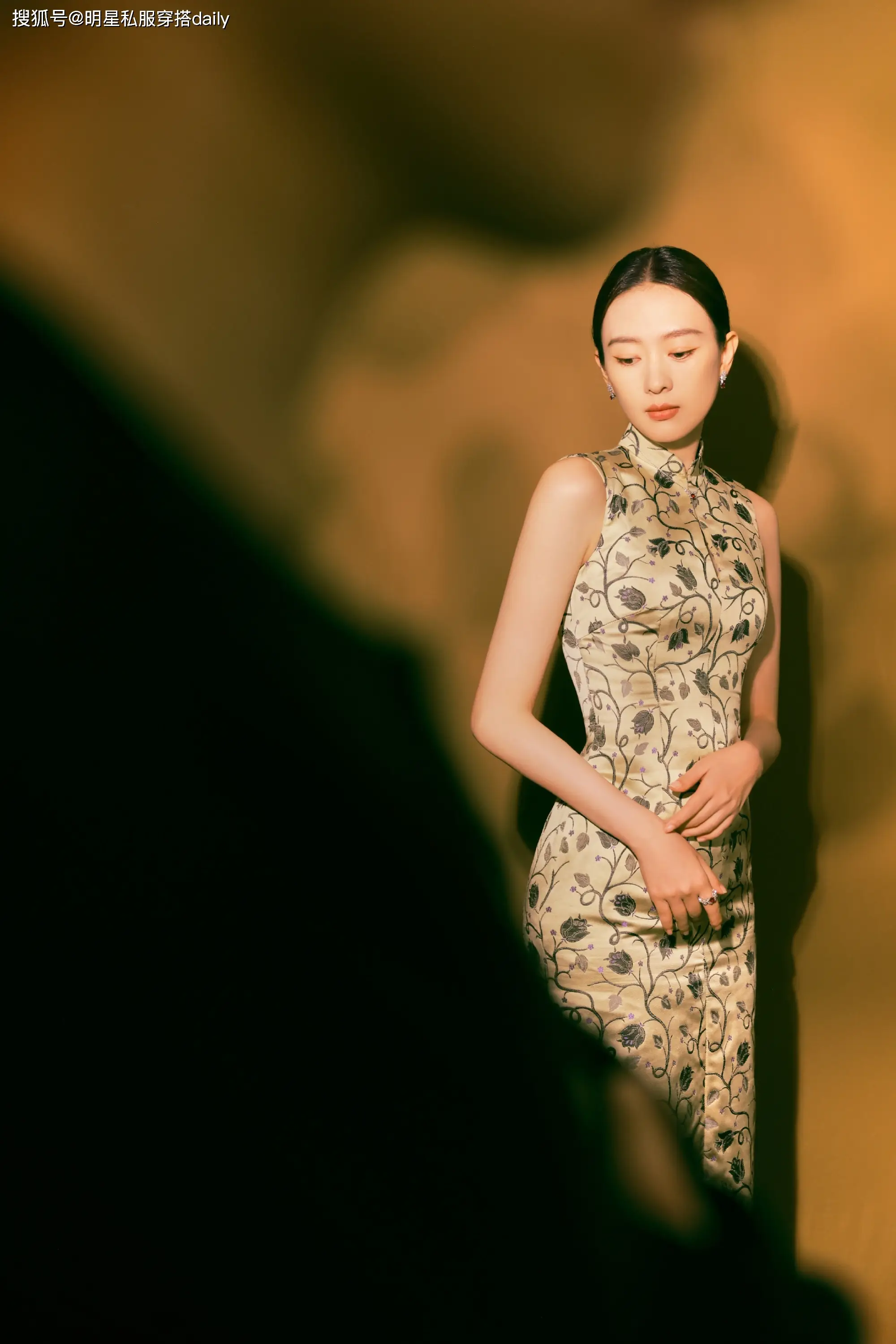 穿旗袍女生_旗袍美女穿图片头像_穿旗袍的美女图片