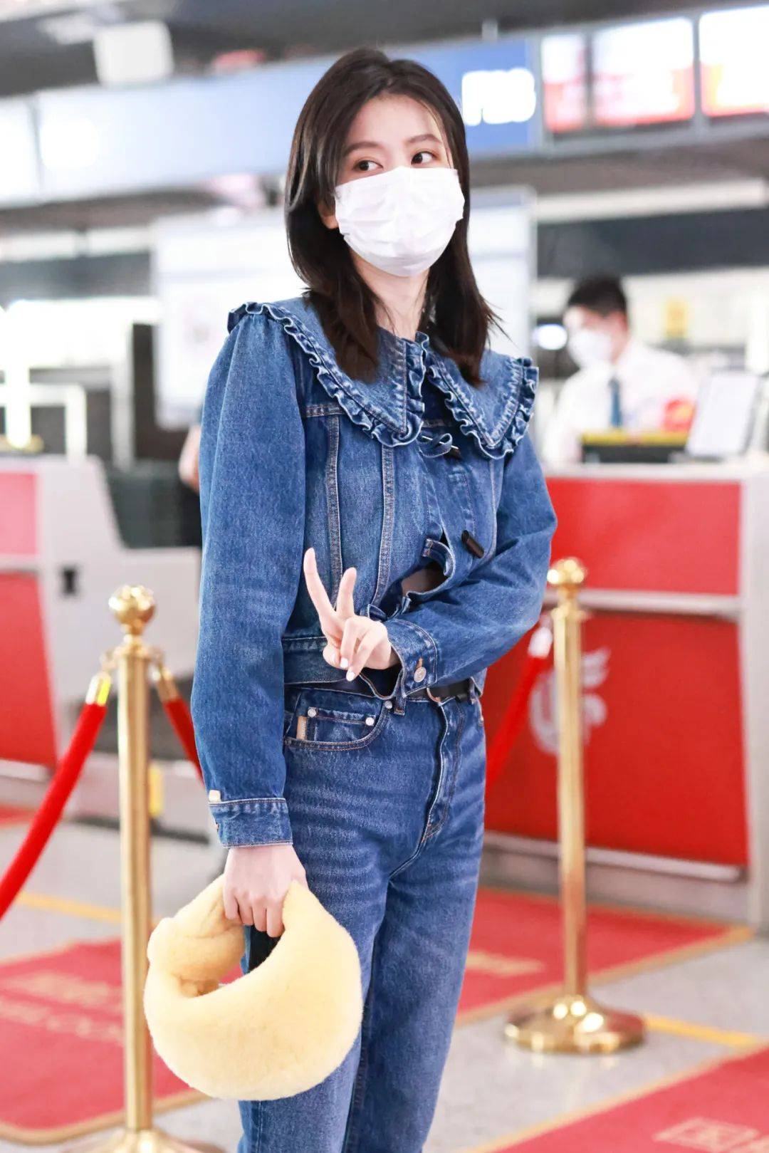 女式风衣可以内搭包包裙吗_裙子配包包_裙子搭风衣的好处